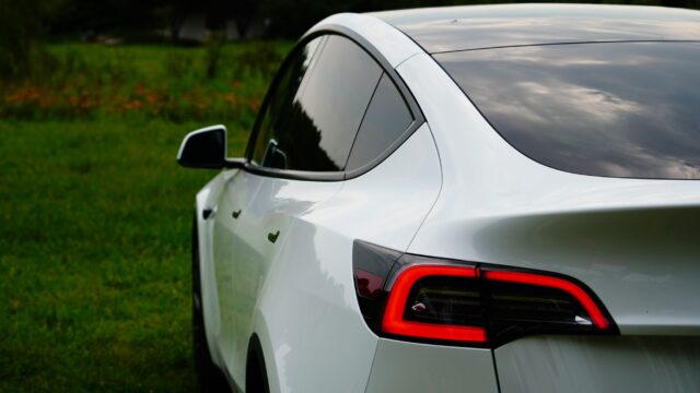 Tesla lancerer sommerkollektion: Køleskab og markise til Model Y