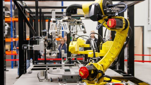Tesla bruger bilens mikrofoner til at opdage fejl før levering