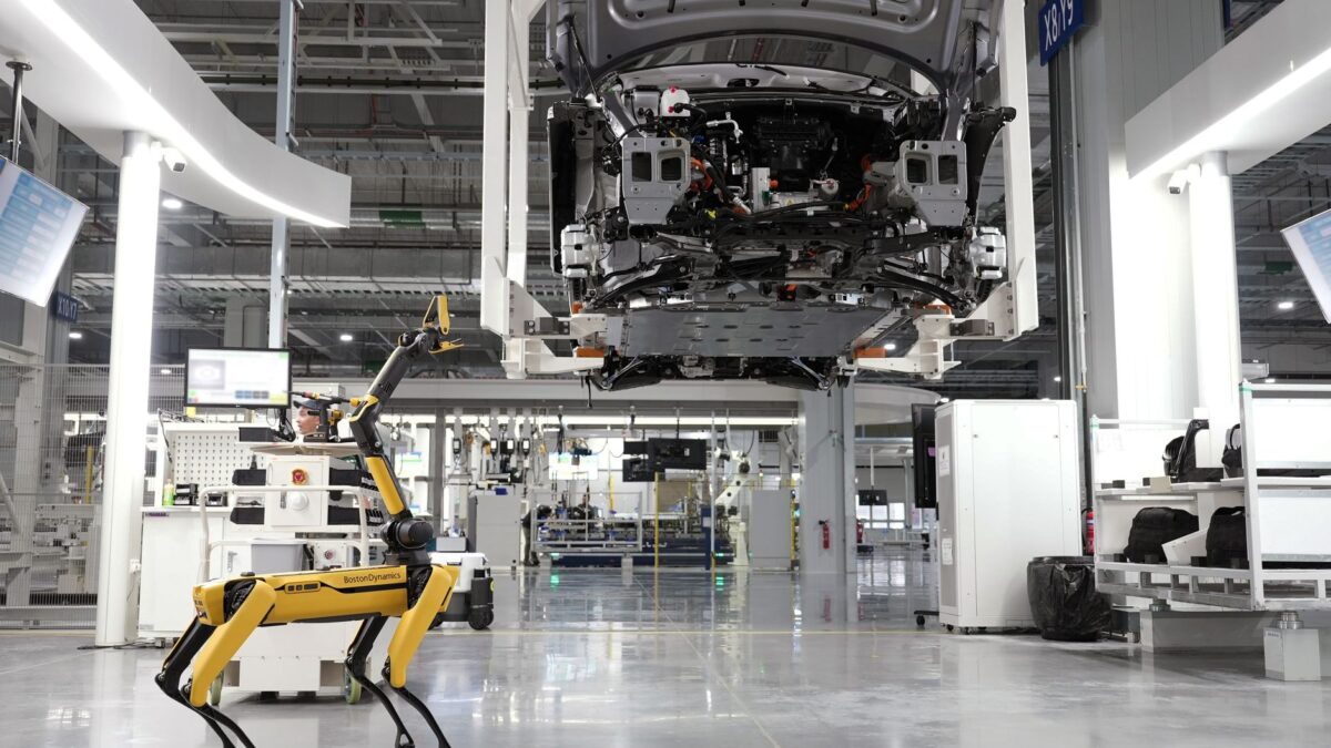 Musk viser frem: Optimus-produktionslinje kørt i gang i Fremont-fabrikken