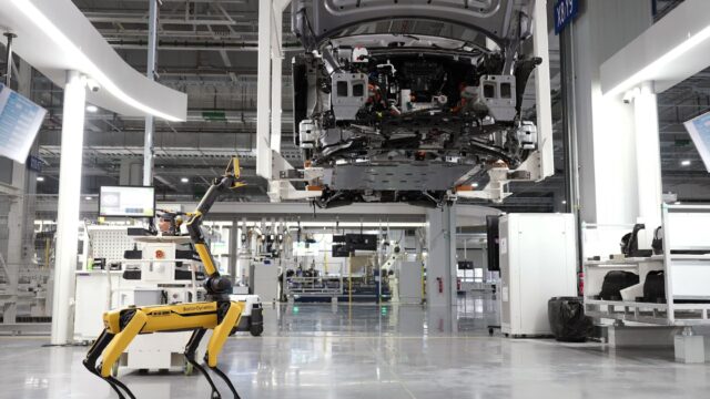 Musk viser frem: Optimus-produktionslinje kørt i gang i Fremont-fabrikken