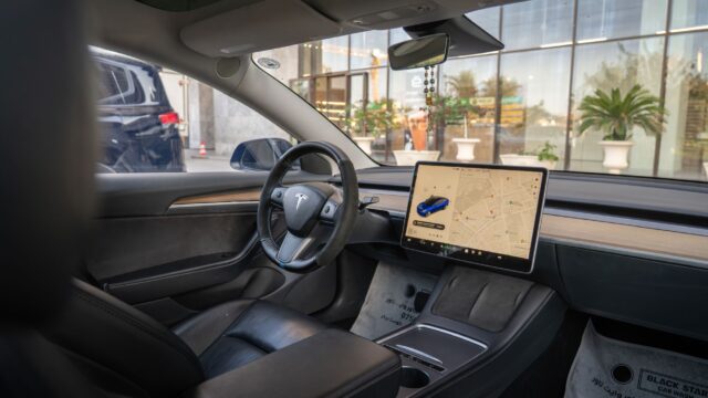Tesla-ejere tester FSD v14 Lite på ældre biler med HW3-computer