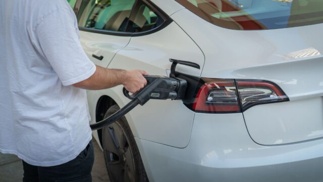 Tesla-app og bilens egen test uenige om batteriets sundhed på fireårig Model 3