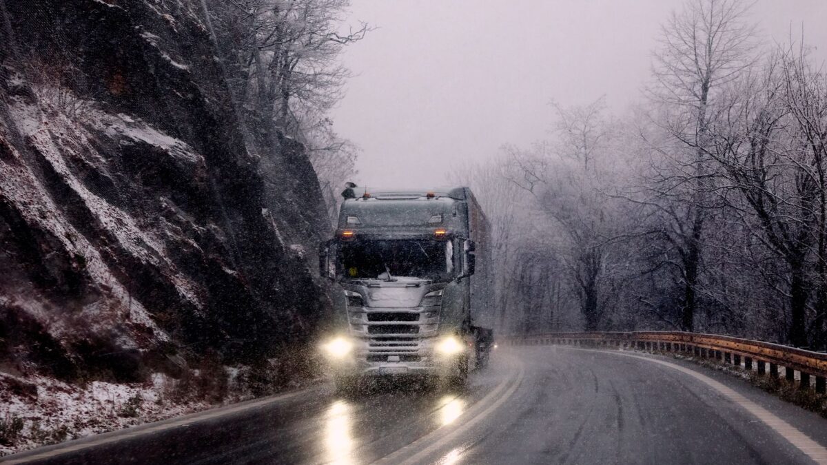 Tesla viser Semi-lastbil undgå slingretur på isglat vej i ny video
