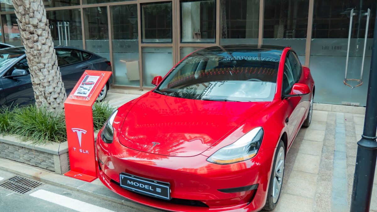 Tesla afviser FSD-skyld i dødsulykke i Texas: Føreren trådte på speederen