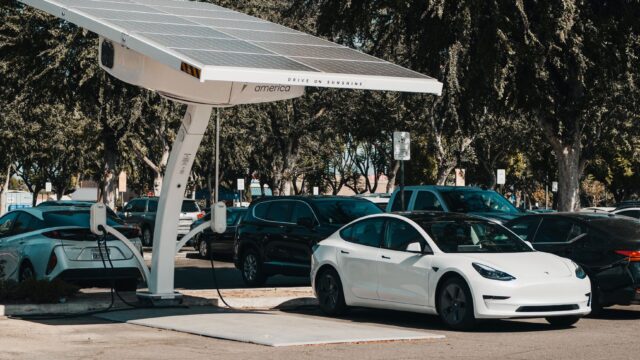 Tesla udskifter energiflådens benzinbiler med Model Y og Model 3