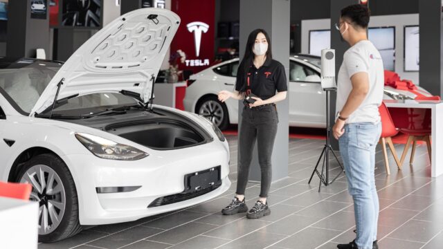 Tesla viser hvordan Cybercab skal hjælpe blinde passagerer