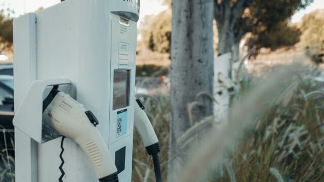 Californien lancerer elbils-tilskud der favoriserer Rivian og Lucid over Tesla