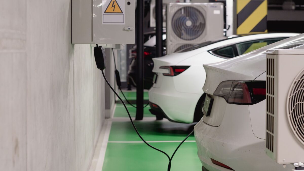 Norge skærer i elbil-fordele og sænker samtidig afgifterne på benzin og diesel