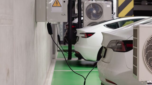 Norge skærer i elbil-fordele og sænker samtidig afgifterne på benzin og diesel