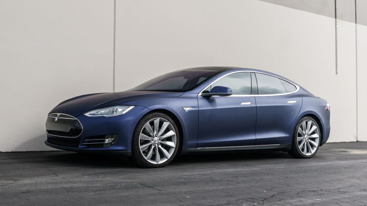Musk beordrer Tesla-ansatte til at skifte til Grok – trods egen indrømmelse af svaghed