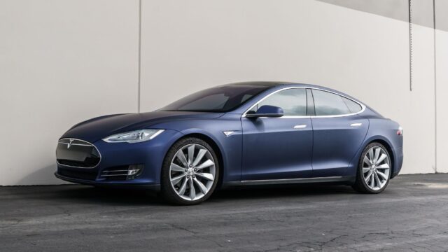 Musk beordrer Tesla-ansatte til at skifte til Grok – trods egen indrømmelse af svaghed