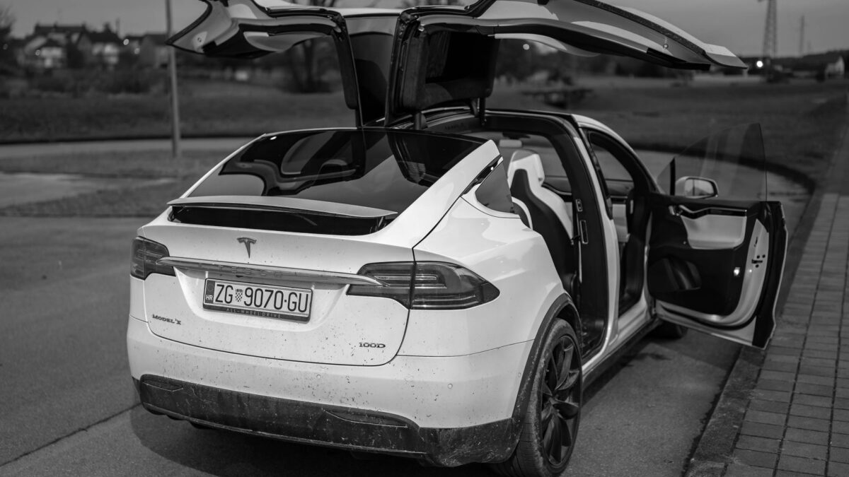 Tesla åbner i Letland og Uruguay på samme uge – to kontinenter, én strategi