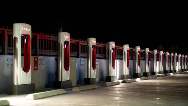 Tesla Diner i Hollywood fylder 1 år med Optimus og signerede kasketter