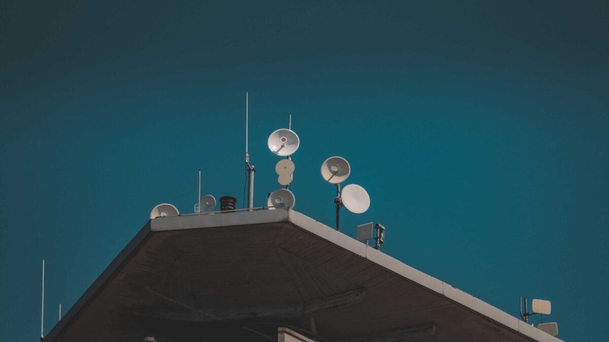 Tesla kobler Starlink-satellitinternet på Cybercab-robotaxien