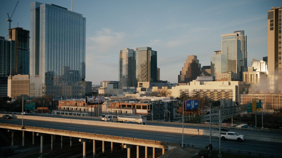 Over 200 Cybercabs spottet ved Giga Texas – robotaxi udvides i Austin