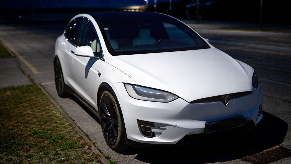 Tesla tvinges til at tilbagekalde 20.000 biler pga. for skarpe forlygter