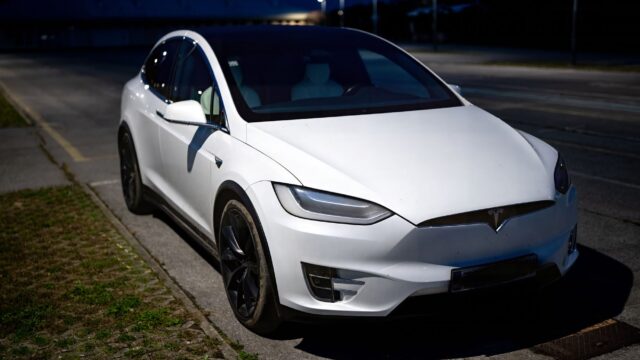 Tesla tvinges til at tilbagekalde 20.000 biler pga. for skarpe forlygter