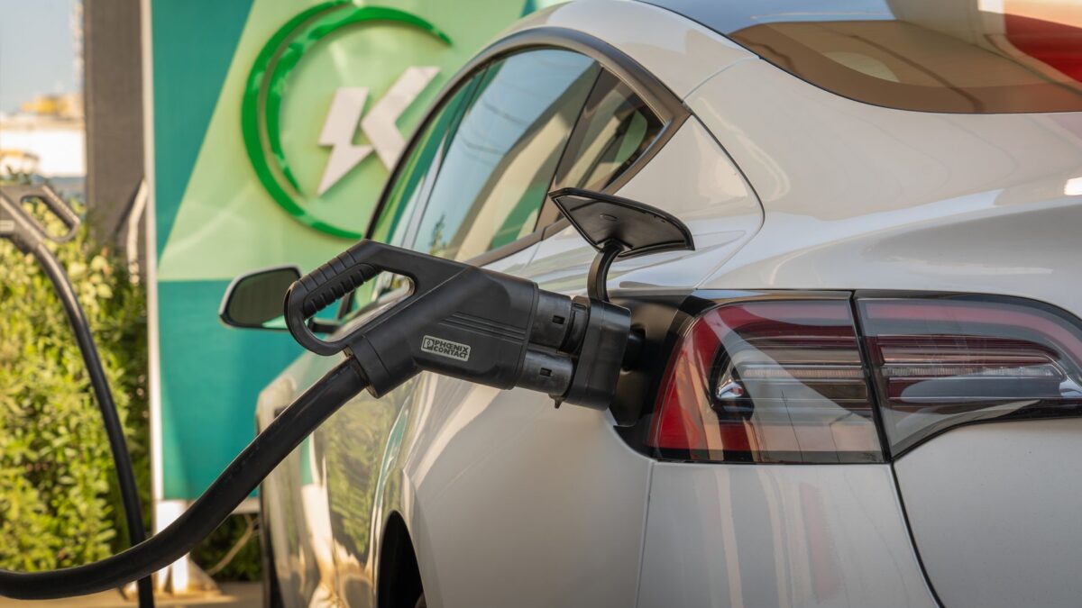 NHTSA afviser klage om Model 3-dørlåse, men indfører nye branchekrav