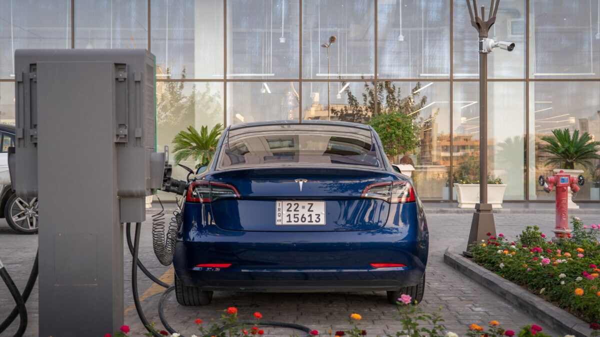 Tesla afslører ved en fejl nye kamera-vaskere til Model Y i reservedelskatalog