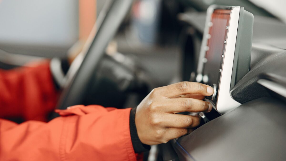 Tesla løfter sløret for sommeropdatering: Caraoke, Grok-opkald og automatisk navigation