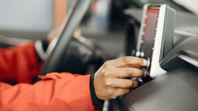 Tesla løfter sløret for sommeropdatering: Caraoke, Grok-opkald og automatisk navigation