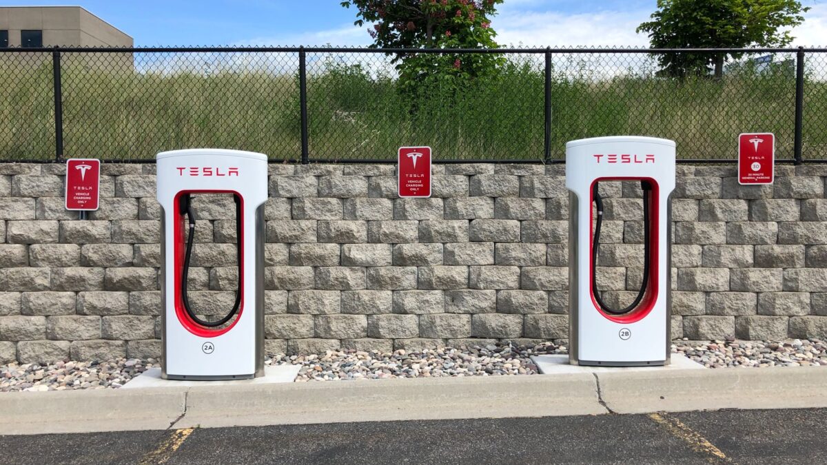 Tesla tilbyder gratis Supercharging under skovbrande i Frankrig og Spanien