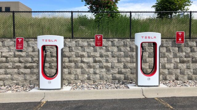Tesla tilbyder gratis Supercharging under skovbrande i Frankrig og Spanien
