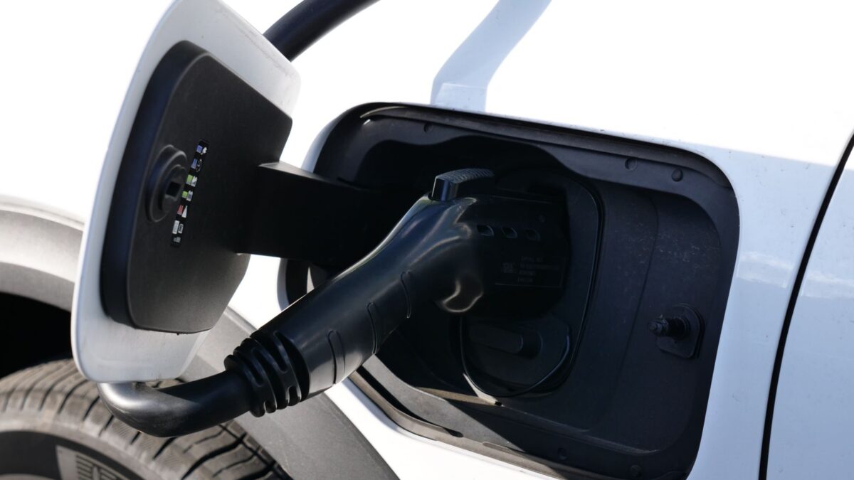 Tesla forlænger Cybertruck-garanti til 8 år efter opladningsfejl