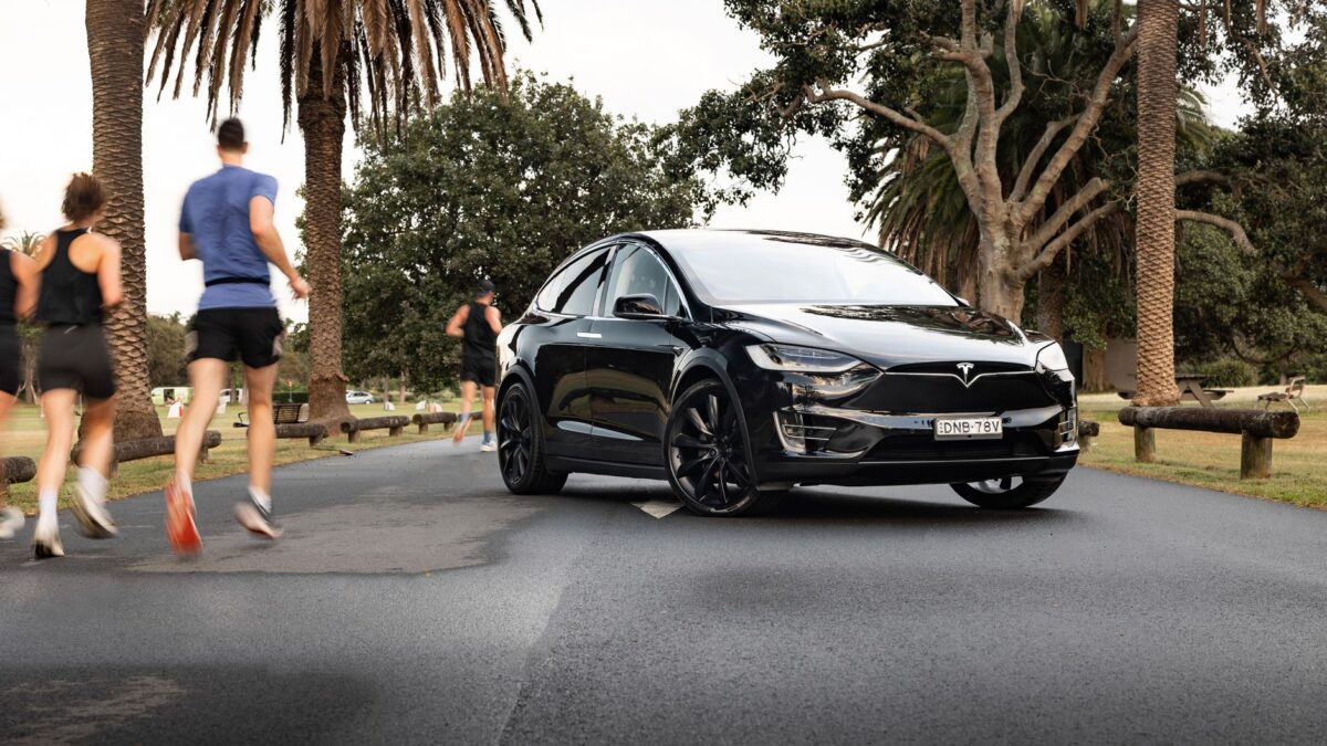 Tesla Model X brækkede over efter voldsomt uheld i Seattle
