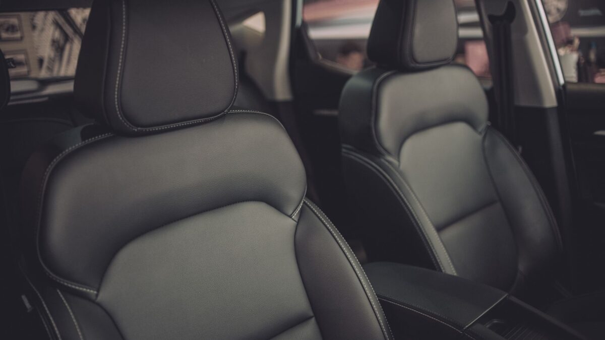 Tesla Model Y L får tre uafhængige klimazoner og kølede bagsæder