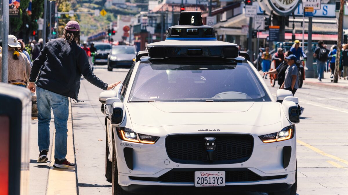 Waymo-topchef: Kameraer alene kan aldrig gøre biler helt selvkørende