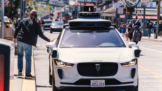 Waymo-topchef: Kameraer alene kan aldrig gøre biler helt selvkørende