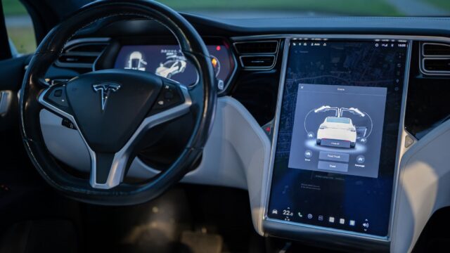 Teslas AI-chef afviser at genindføre valgfri makshastighed i FSD