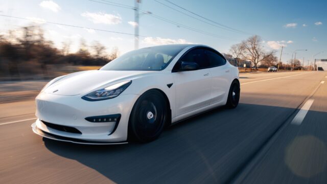 Tesla-opdatering giver Model 3 og Y hjælp til at komme fri af sne og mudder
