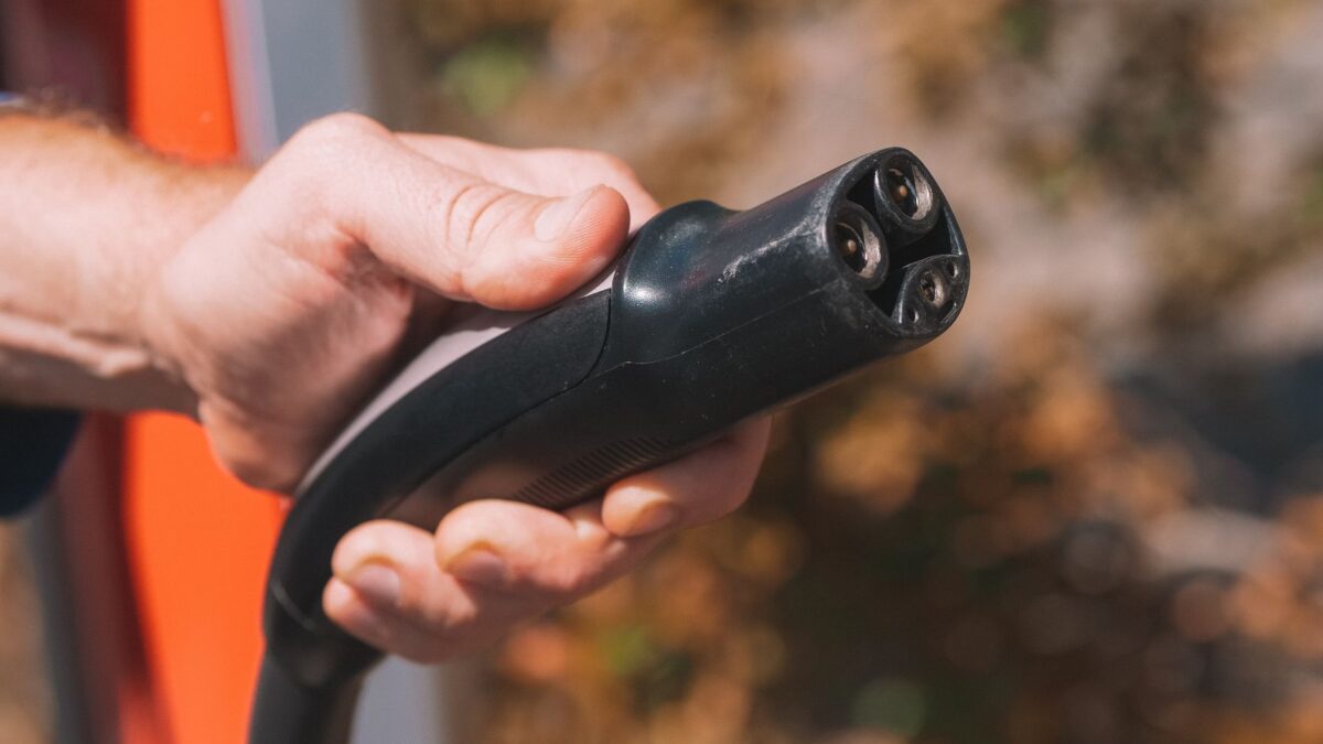 Tesla sender sjælden firmwareopdatering til Mobile Connector-ladere