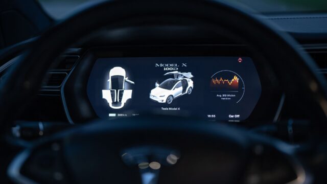 Test: Ny FSD-hardware reagerer over dobbelt så hurtigt som ældre Tesla-computer