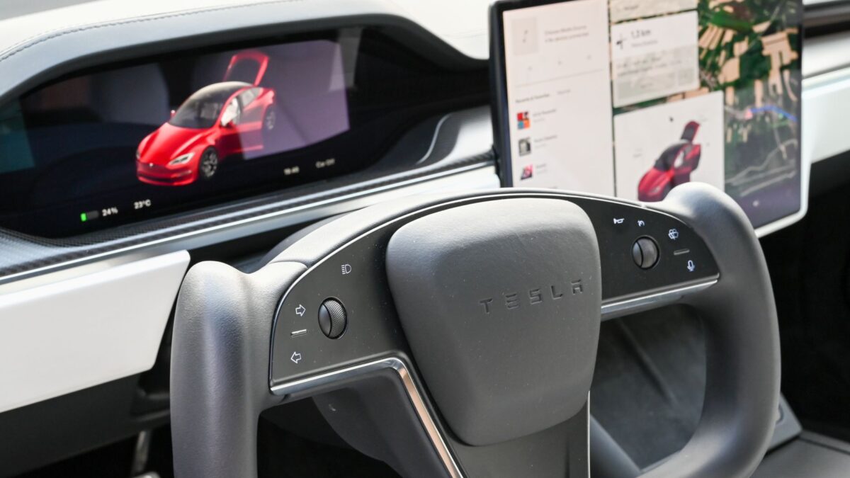 49ers-træner Kyle Shanahan crashede Tesla på Autopilot mens han tjekkede telefon