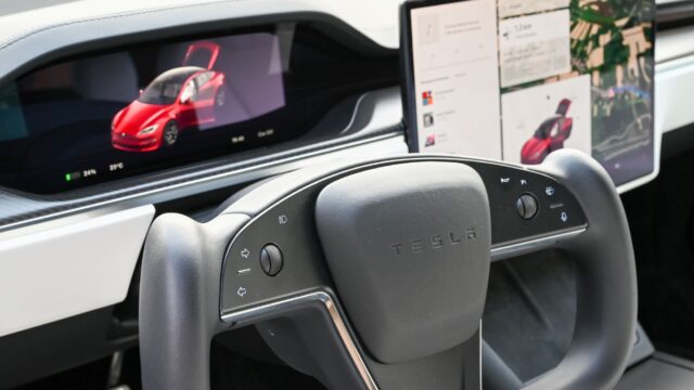 49ers-træner Kyle Shanahan crashede Tesla på Autopilot mens han tjekkede telefon