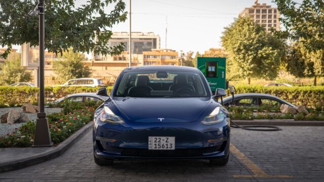Tesla tilbagekalder over 20.000 Model 3 og Model Y for for kraftige forlygter