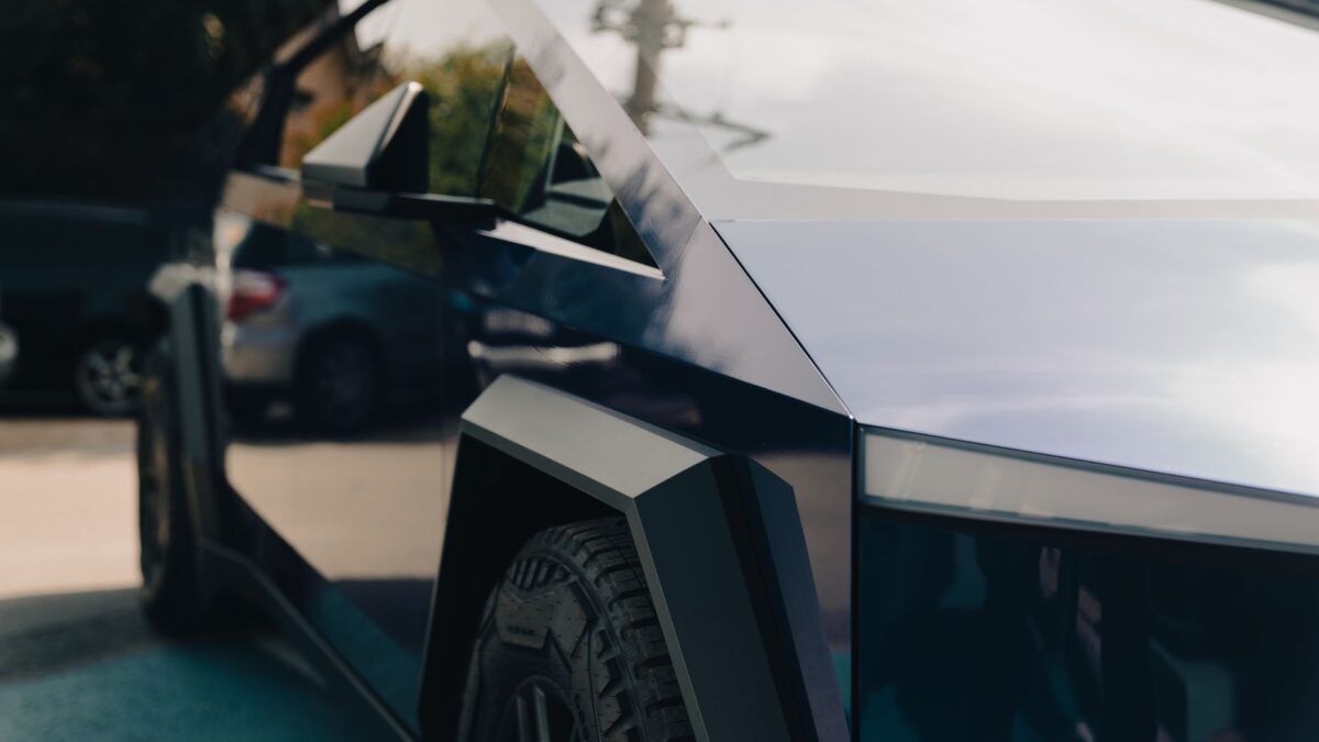 Tesla bygger Starlink-antenne ind i Cybercab-robotaxien