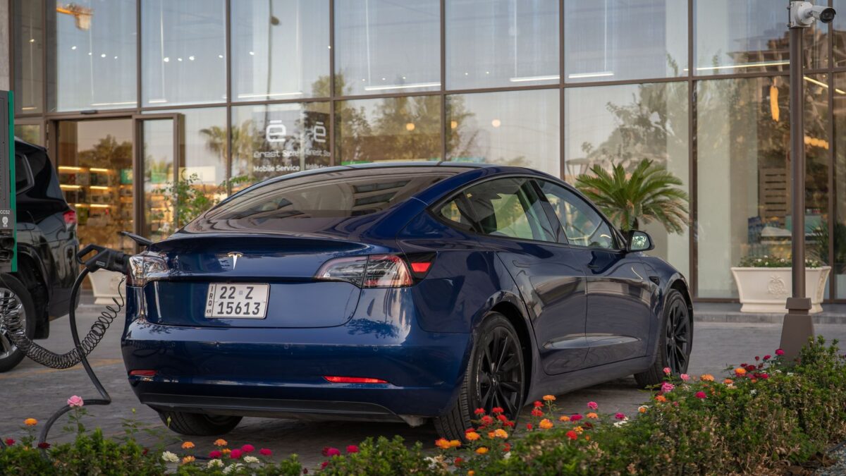 Tesla lancerer henvisningsprogram i Indien og åbner ladestation i Thane