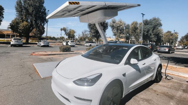 Tesla planlægger ladehub med 80 trådløse ladere til Robotaxi i Austin