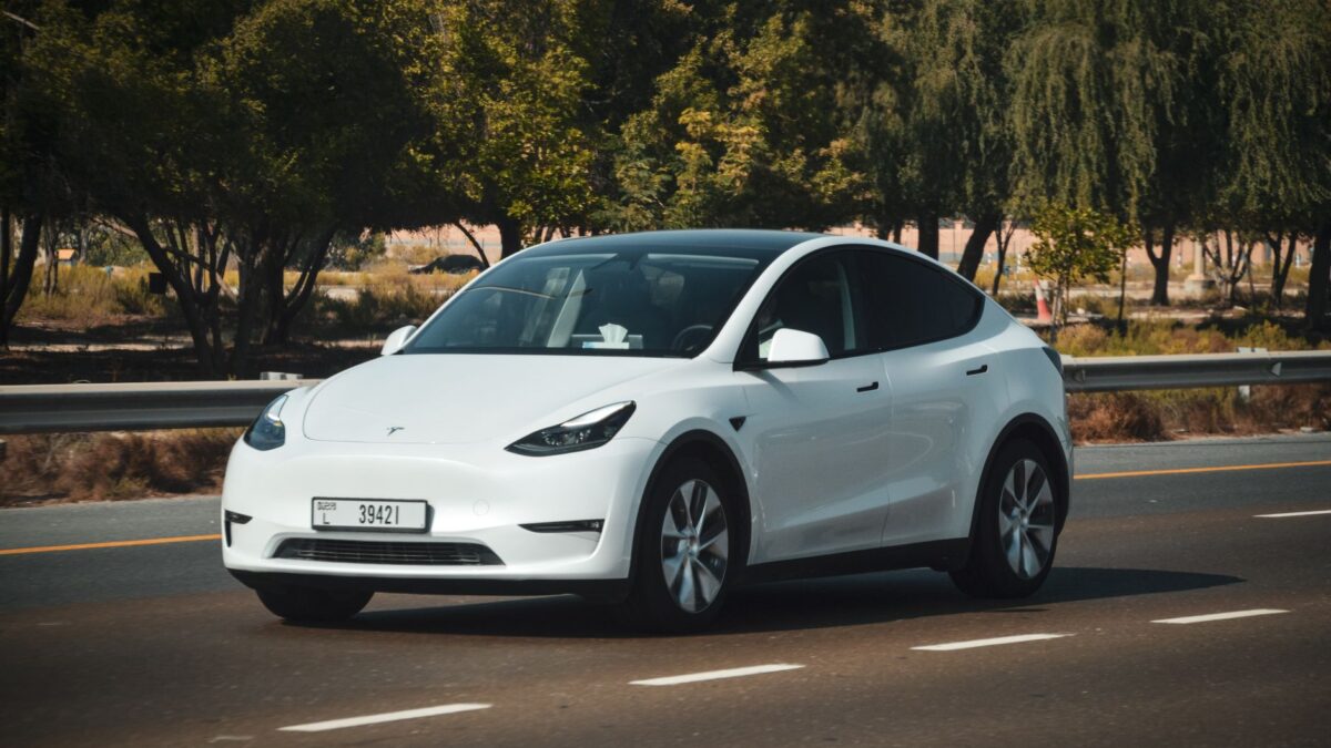 Tesla venter med flere robotaxier: Cybercab og FSD v15 er på vej
