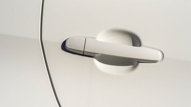 Tesla løser kæmpe Kina-tilbagekaldelse med klistermærker og softwareopdatering