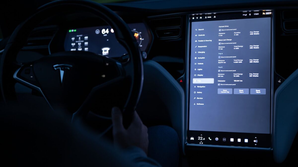 Tesla ruller FSD 14.3.9 ud i USA: 20 procent hurtigere reaktionstid