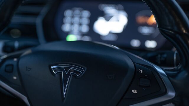 Tesla Cybercab afslører skjult nødstyring: joystick på skærmen