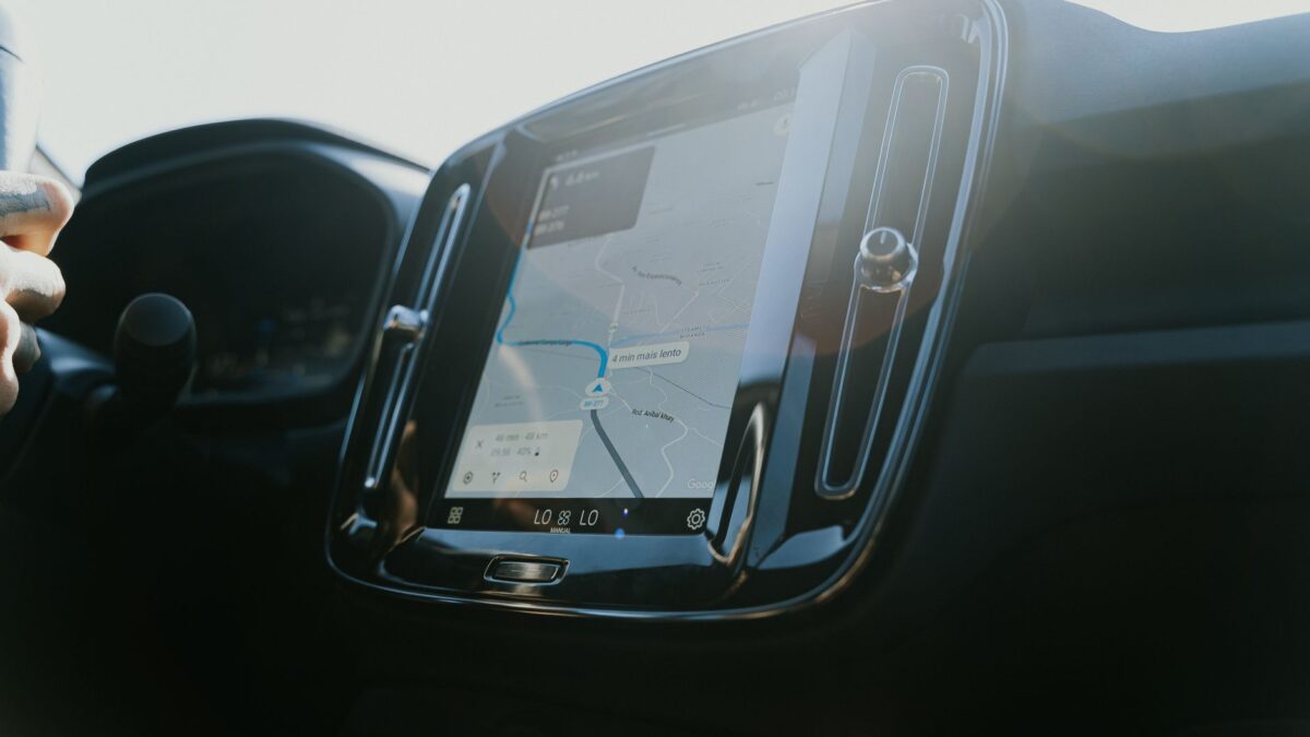 Tesla-opdatering 2026.26: Bilen lærer dine kørevaner uden kalender