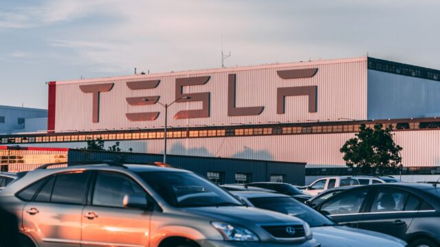 Tesla i retten: Californien anklager Fremont-fabrik for udbredt racisme