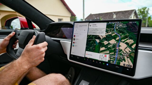 Grok Bot ruller ud i Tesla: Bilen bestiller kaffe, men ikke i Danmark endnu