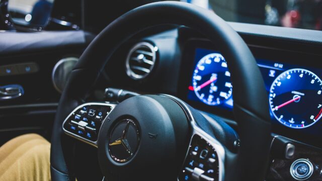 Mercedes henter Wayve til FSD-rival: Ingen dansk dato endnu